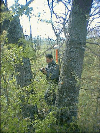 Forestale in azione con GPS (fonte: archivio ISAFA)